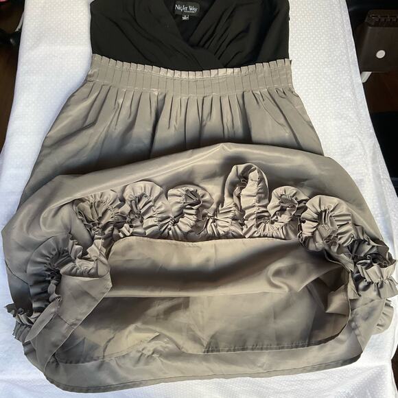 Night Way Women’s V-neck Cocktail Dress size 6, Black & Gray, Flowers Detail - Picture 8 of 8